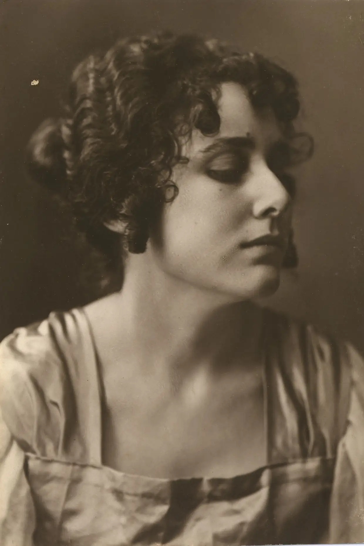 Helena Roque Gameiro em 1920. A pintora tinha 25 anos e foi a grande revelação da exposição no Rio de Janeiro. O pai, Alfredo Roque Gameiro, já era um aguarelista muito apreciado no Brasil