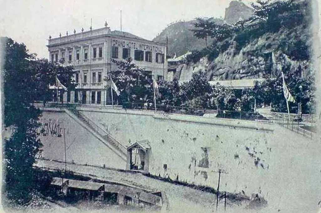 Em 1920, Helena e o seu pai Alfredo Roque Gameiro instalaram-se no “Grande Hotel Internacional” no bairro de Santa Tereza. O hotel num postal de 1908