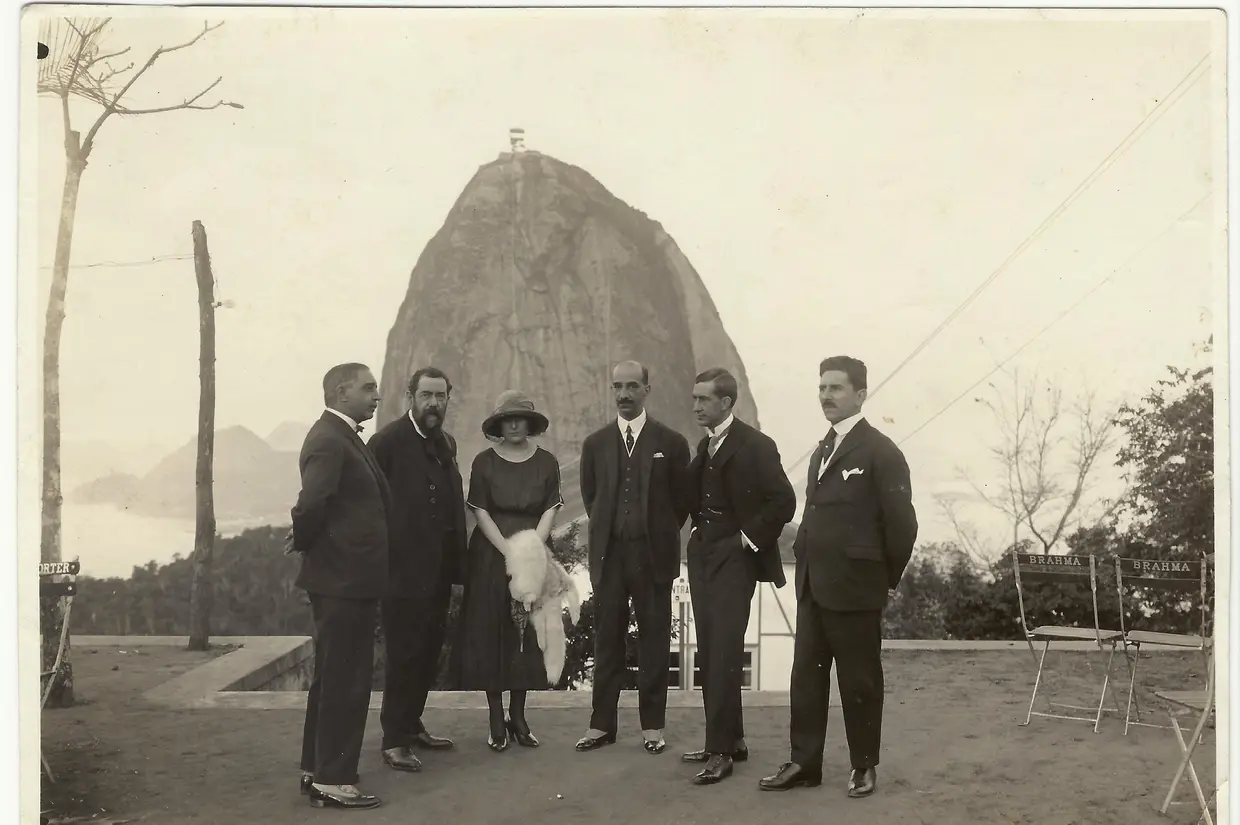 À esquerda, o historiador Carlos Malheiro Dias, seguido de Alfredo Roque Gameiro e da sua filha Helena Roque Gameiro. Rio de Janeiro, 1920
