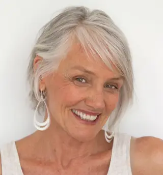 Cindy Joseph, ex-maquilhadora de celebridades, começou uma carreira de manequim aos 49 anos. Hoje, passados dez anos, tem uma linha de maquilhagem própria