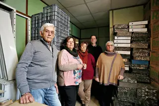Os trabalhadores que descobriram as coleiras fotografados na sala
onde as encontraram. Da esquerda para a direita, Mário Jorge Almeida, Luísa Guerreiro, Adília e Luís Antunes e Maria José Albuquerque