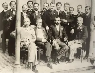 Olavo Bilac é o 4º em pé, da esquerda para a direita, nesta foto de grupo de membros da Academia Brasileira de Letras. Bilac foi um dos fundadores desta instituição cultural, em 1897