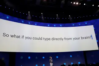 Regina Dugan, chefe do departamento de inovação do Facebook, a falar esta semana sobre o próximo passo da empresa: conseguir escrever no ecrã apenas recorrendo ao pensamento.