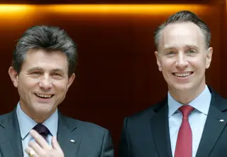 O presidente do Grupo Bilderberg é o francês Henri de Castries, CEO da AXA. Ao lado, Thomas Buberl, da mesma empresa, que também está presente na 65ª conferência, a decorrer até es domingo na Virginia.e