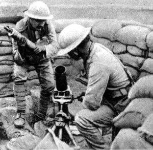 Militares portugueses carregam um morteiro, durante a I Guerra Mundial