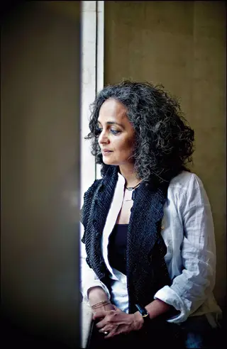Ativisto. Nos 20 anos que separam os seus dois romances, Arundhati Roy escreveu oito ensaios. Juntou-se ao movimento social contra a construção de barragens, militou pela independência de Caxemira e contra a política nuclear do seu país, e tem sido das poucas vozes a denunciar o sistema de castas que a Índia moderna ainda pratica