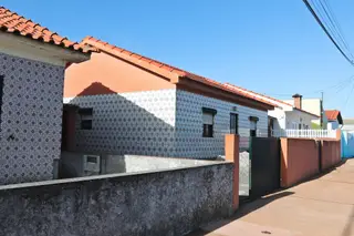 O caderno eleitoral diz que vivem nesta moradia 17 militantes com quotas pagas. Mas são só oito moradoras e nenhum do PSD