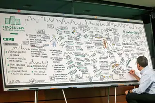 Durante as quatro horas da conferência, um ilustrador esteve a escrever e a desenhar neste quadro as principais conclusões do encontro