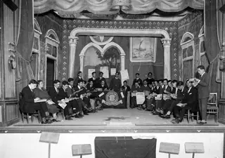 No final do século XIX, início do século XX, o jornal era um elemento presente na vida social, como se vê pela foto neste palco