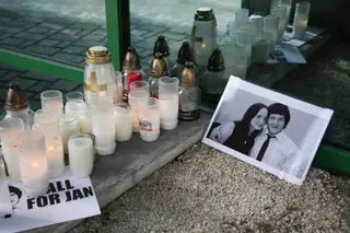 Homenagem ao jornalista e à sua noiva frente ao consolado eslovaco em Cracóvia, na Polónia
