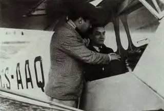Na década de 40 do século passado, aos comandos de uma avioneta. Por estes anos, António Champalimaud, começou a sua vida na indústria quando foi nomeado administrador da Empresa Cimentos de Leiria