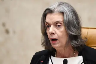 Presidente do Supremo Federal e a segunda mulher a tornar-se juíza da mais alta corte brasileira, Cármen Lúcia votou contra Lula e são conhecidos os seus discursos contra a corrupção e abuso de poder. É uma professora respeitada pelos estudantes e já fez história usando calças em tribunal, o que não é permitido às mulheres