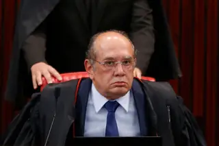 Gilmar Mendes, 62 anos, esteve em Brasília para o julgamento mas voou imediatamente para Portugal a seguir, onde até Marcelo Rebelo de Sousa brincou com o facto de aparentemente ser afinal possível estar em dois sítios ao mesmo tempo. Agora está no Supremo mas durante muito tempo trabalhou quase exclusivamente ao serviço de réus com poucas possibilidades económicas. Votou pelo habeas corpus