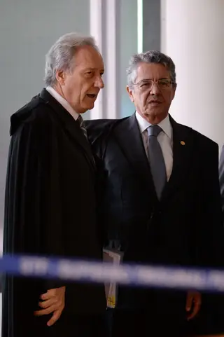 (à direita) Está há 26 anos neste Tribunal mas não é reconhecido por ser uma mente constante. A sua fama vem em grande parte do contrário. Aurélio Mello adota com frequência posições absolutamente discordantes dos seus pares e por isso o apelido de “senhor voto vencido”. Ele mesmo já disse de si: “Sou um juiz muito sugestionável. Posso evoluir ou involuir”. Tem 71 anos e votou pela concessão de habeas corpus a Lula da Silva