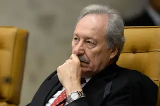 Foi quem renovou a esperança de Lula na tarde de quarta-feira, num discurso claramente favorável ao ex-Presidente. Os seus críticos dizem que sempre se assumiu com “petista” e que o fervor político o torna imparcial. Foi até 2016 presidente do STF e durante esse tempo teve em mãos alguns dos mais complicados processos judiciais da história da Justiça brasileira, incluindo o impeachment de Dilma. Tem 69 anos
