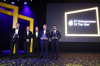 António Rios Amorim (presidente da Corticeira Amorim) venceu o prémio Empreendedor do Ano, e juntou-se a Manuel Caldeira Cabral (ministro da Economia) e João Alves (presidente da EY Portugal) na foto de família com os outros dois premiados: João Miranda (presidente da Frulact) com o prémio nternacional e Igor Carvalho (em representação de Nuno Sebastião, CEO da Feedzai) com o Inovação