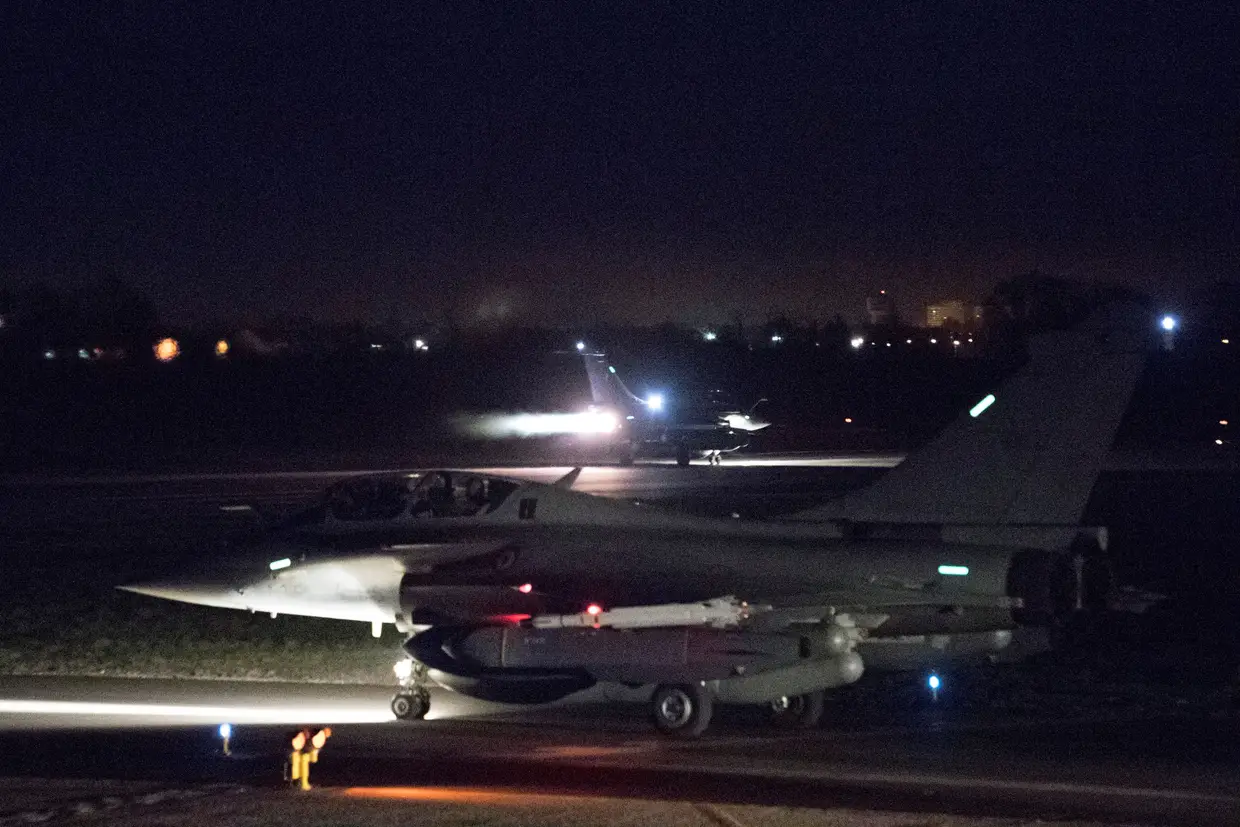 Caças Rafale preparam-se para descolar da base militar de Saint-Dizier