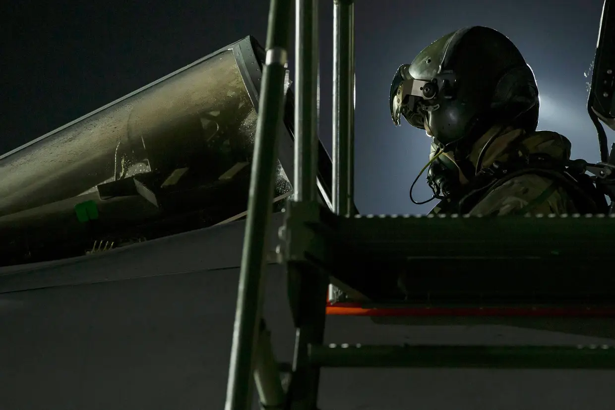 Caça Tornado da Royal Air Force britânica instantes antes de descolar da base de Akoriti, no Chipre