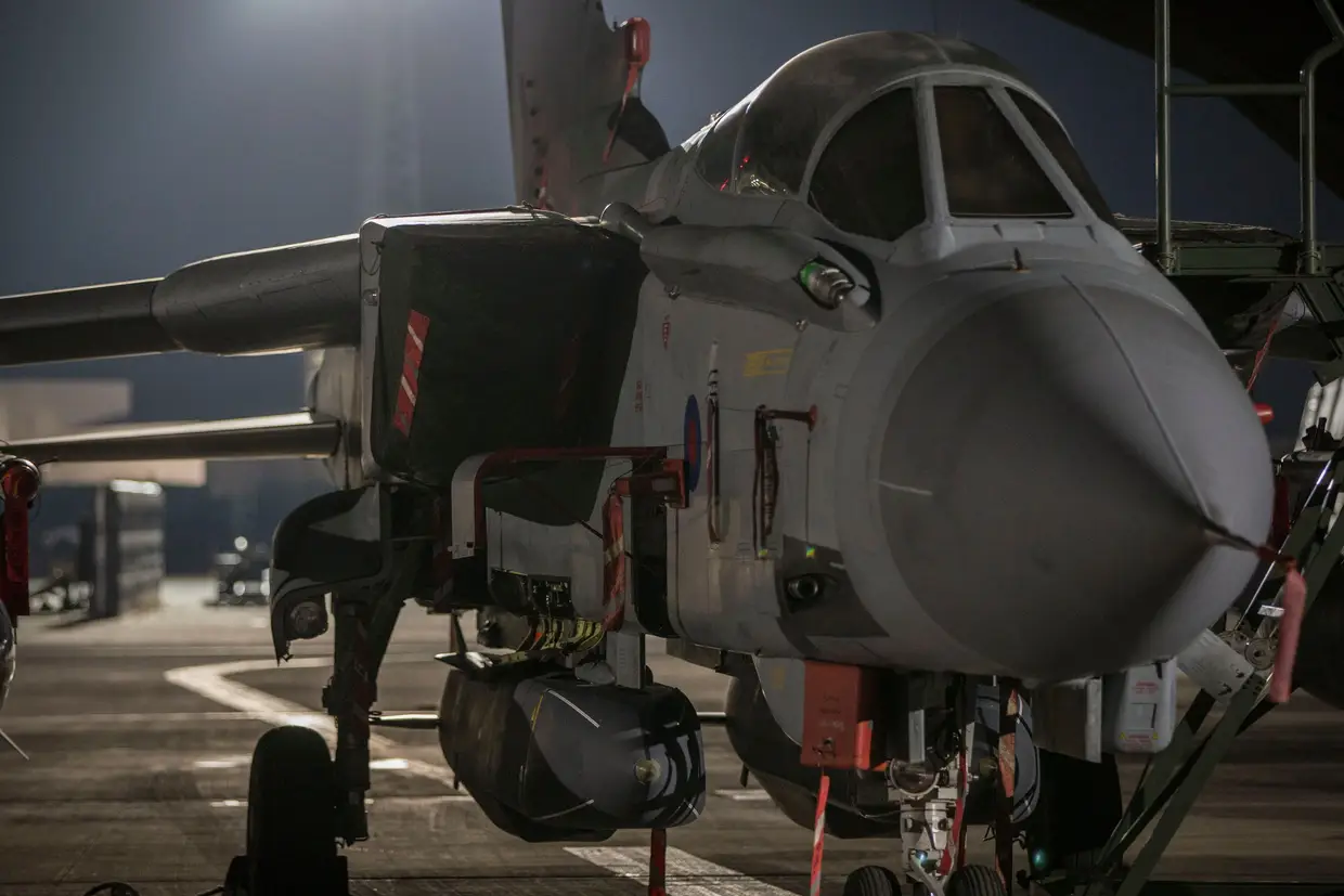 Caça Tornado da Royal Air Force britânica instantes antes de descolar da base de Akoriti, no Chipre