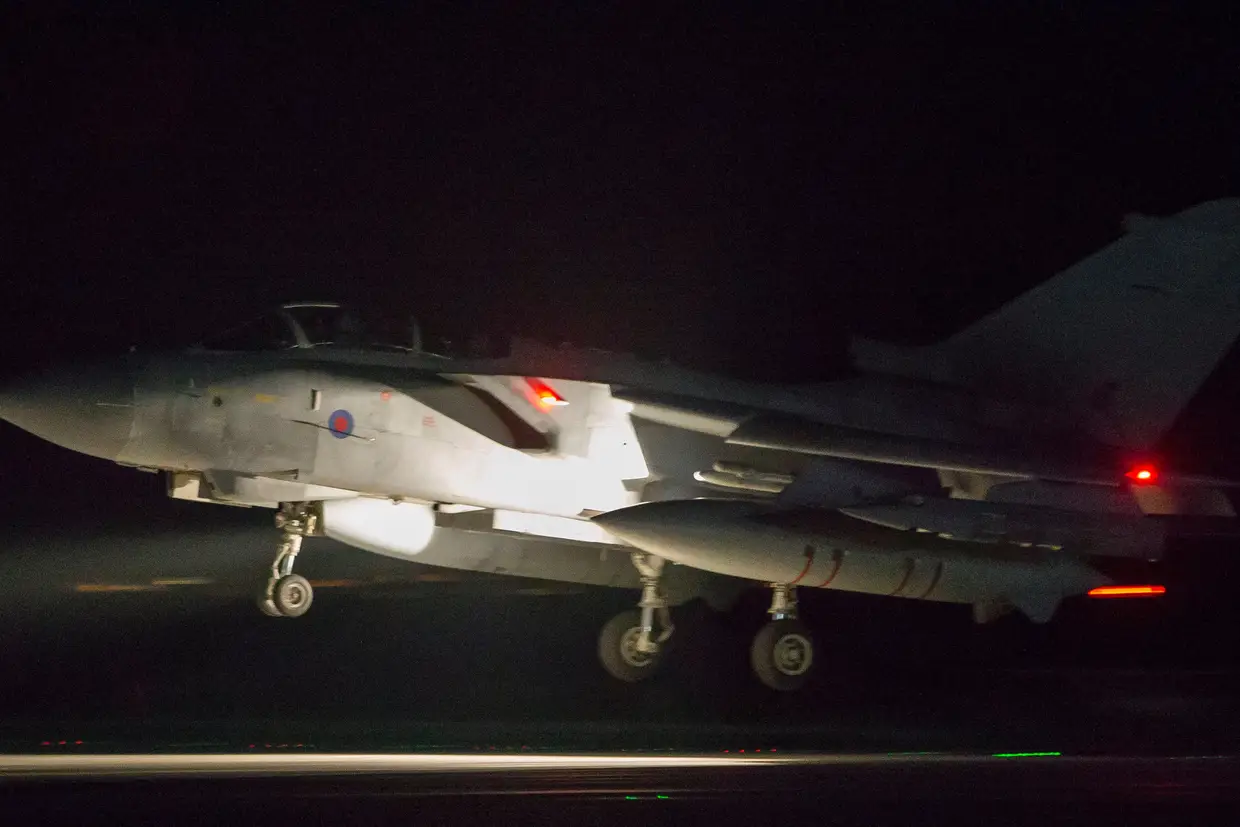 Caça Tornado da Royal Air Force britânica instantes antes de descolar da base de Akoriti, no Chipre
