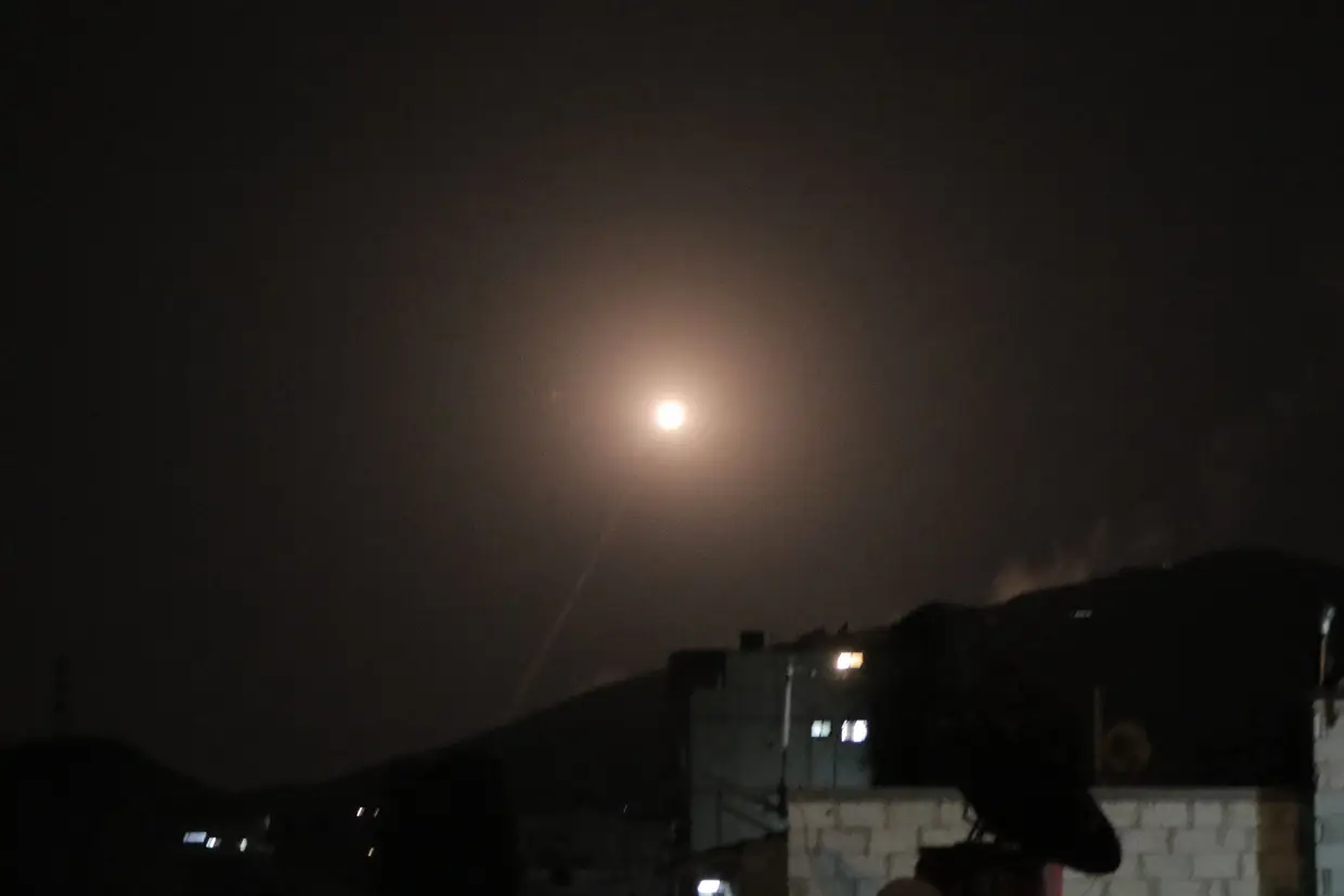 Os sistemas de defesa antiaérea sírios na zona de Damasco respondem ao ataque desta madrugada levado a cabo pelos EUA, Reino Unido e França