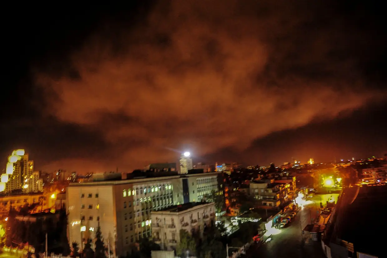 Os sistemas de defesa antiaérea sírios na zona de Damasco respondem ao ataque desta madrugada levado a cabo pelos EUA, Reino Unido e França