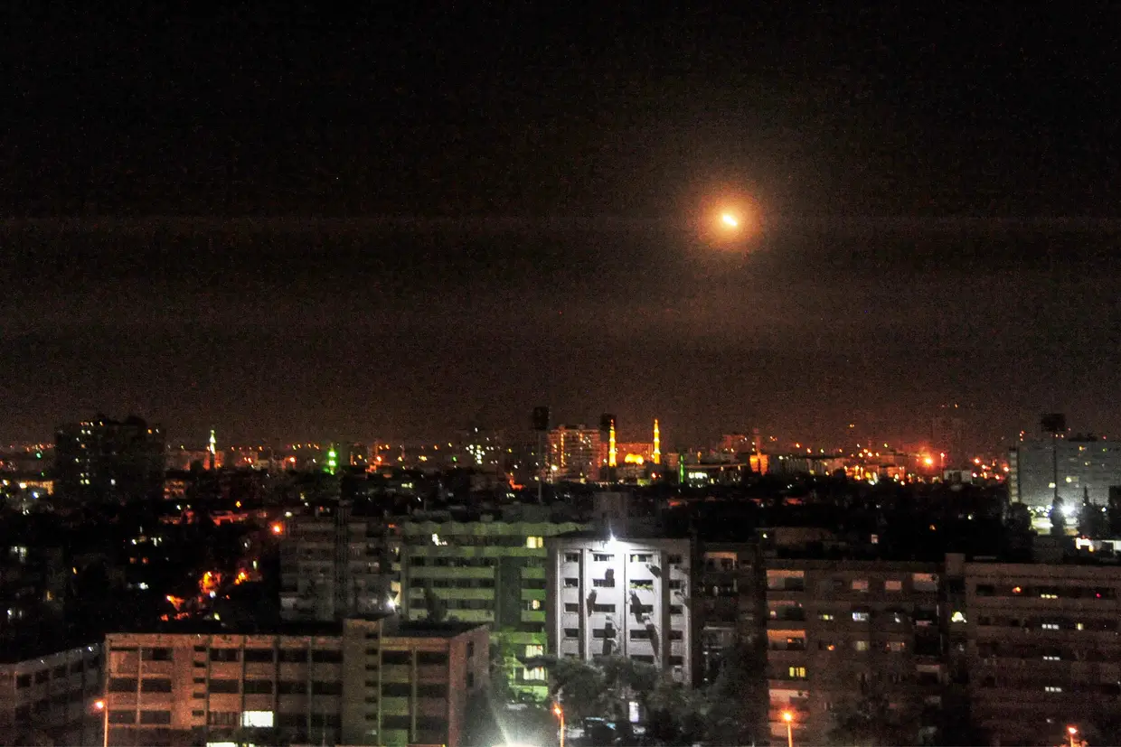 Os sistemas de defesa antiaérea sírios na zona de Damasco respondem ao ataque desta madrugada levado a cabo pelos EUA, Reino Unido e França