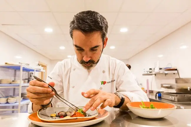 O chef Henrique Sá Pessoa prepara uma refeição no Hotel Be Live Collection