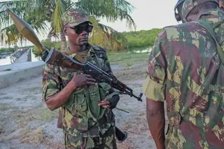 Militares num dos postos de controlo criados após os ataques a povoações isoladas em Cabo Delgado