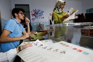 As mesas de voto turcas fechasm às 15horas de Lisbo