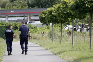 Autoridades policiais junto ao local onde o helicóptero utilizado por Redoine Faïd para escapar da prisão. Foi encontrado a 60 quilómetros do estabelecimento prisional