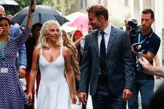...com Bradley Cooper à chegada à tradicional sessão de fotografias...