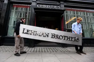 A falência do Lehman Brother, há dez anos, criou ondas de choque por todo o mundo e gerou cicratizes que ainda hoje estão vivas. O banco foi retalhado e entregue à Nomura e ao Barclays, e algumas das suas imagens icónicas vendidas em leilões.