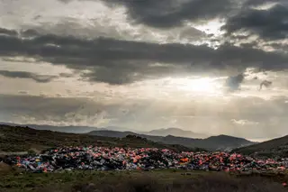 Uma imagem do começo do ano com os coletes esquecidos na costa norte de Lesbos. Estima-se que seja perto de um milhão
