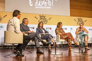 Da esquerda para a direita, José Diniz, representante da Sociedade Portuguesa de Oncologia, Laranja Pontes, presidente do IPO-Porto, a deputada Maria Antónia Almeida Santos, a doente oncológica Sandra Lucas e Tamara Milagre, presidente da Associação Evita