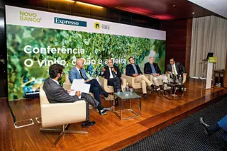 De volta do vinho, a olhar para o futuro: com Pedro Santos Guerreiro a moderar, Carlos Lucas, Jorge Monteiro, José Matias, Pedro Figueiredo e Vítor Fernandes (da esq. para a dir.) debateram os números apresentados ao longo da sessão e discutiram a história da região demarcada do Dão e o que o seu futuro pode significar para o resto do sector em Portugal