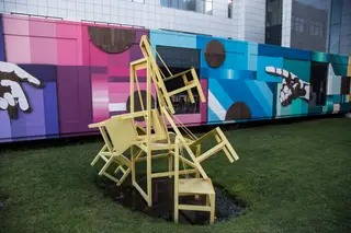 Contentor que era para ser uma farmácia em Angola e que, hoje, é uma peça de arte urbana, depois de ter sido transformado pelas mãos de Edis One