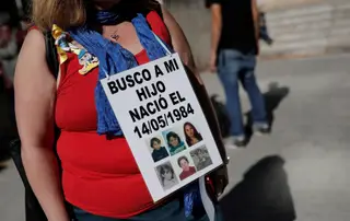 Manifestante apoia Inés Madrigal à porta do tribunal de Madrid