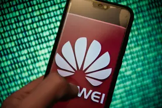 Fundador da Huawei desmente alegações de espionagem
