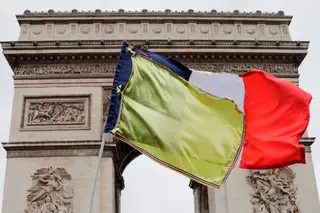 Confrontos em Paris e Bourges. Coletes amarelos não desistem