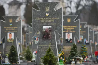 Cemitério de Lychakiv, na cidade de Lviv, onde estão enterrados os soldados ucranianos que já morreram no conflito de Donbass, cerca de 4000 <span class="creditofoto">Foto Artur Widak/NurPhoto</span>