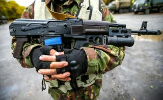 Um militar ucraniano em patrulha perto da cidade de Luhansk <span class="creditofoto">Foto David Mdzinarishvili/REUTERS</span>