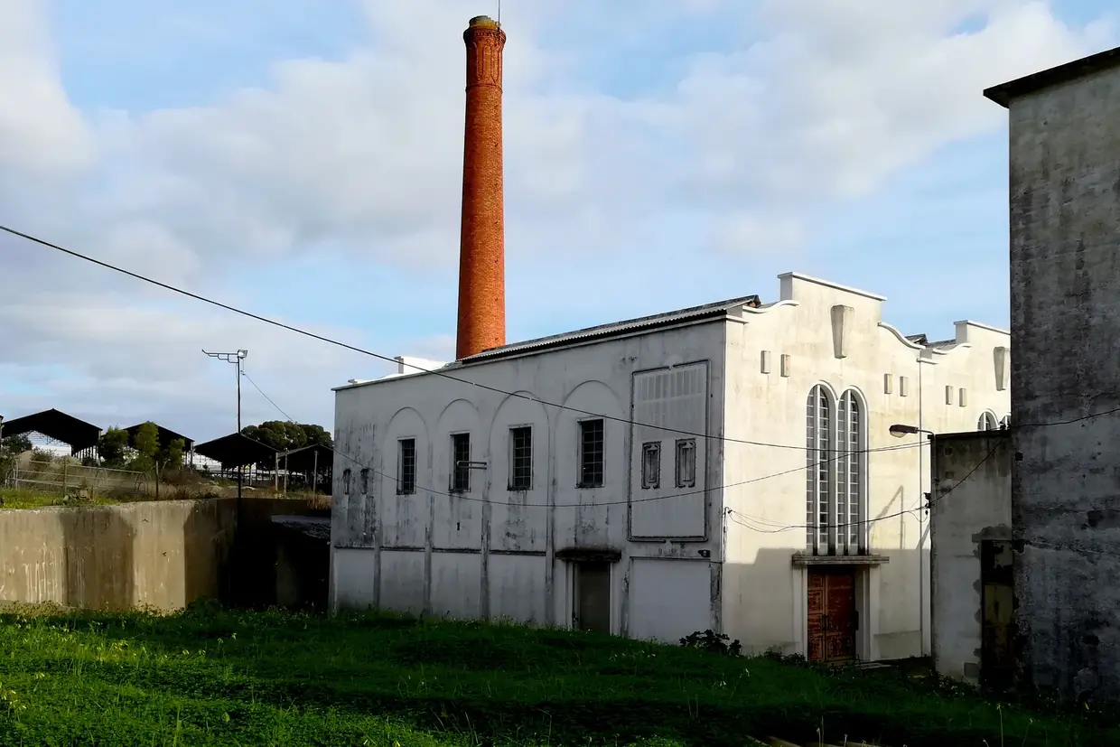 Exterior de uma das frações da antiga fábrica, onde agora funcionam alguns espaços de eco-museu