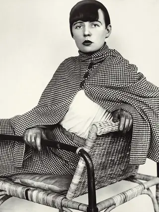 Elisabeth Kadow, fotografada em 1929 por Annelise Kretschmer, chegou a Weimar com 18 anos e tornou-se uma das grandes artistas têxteis da Bauhaus.