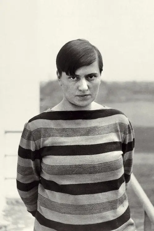 Elisabeth Kadow, fotografada em 1929 por Annelise Kretschmer, chegou a Weimar com 18 anos e tornou-se uma das grandes artistas têxteis da Bauhaus