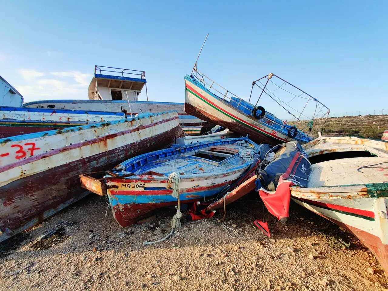 Uma Jovem Fica No Leme Do Navio E Olha Para A Bússola, Escapar Do