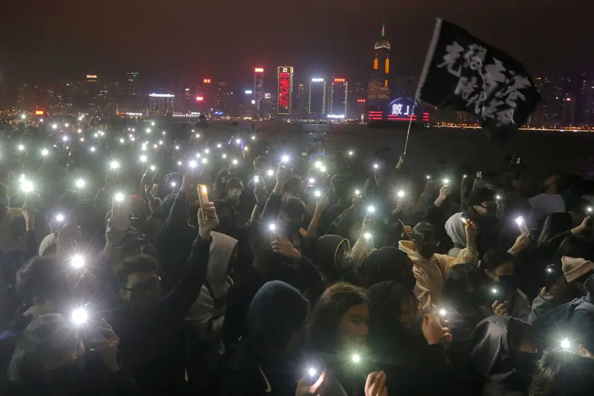 Milhares De Manifestantes Protestam Em Hong Kong Pedindo Democracia Em