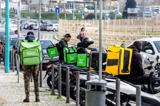 A vida precária de um estafeta da UberEats