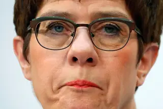 “Agora tudo parte de novo do zero”. Demissão da sucessora de Merkel abre tempos difíceis para a democracia