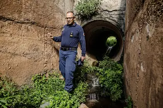Alberto Borges, hoje chefe dos Sapadores do Funchal, caminha no ribeiro onde esteve três dias a resgatar os corpos de um casal